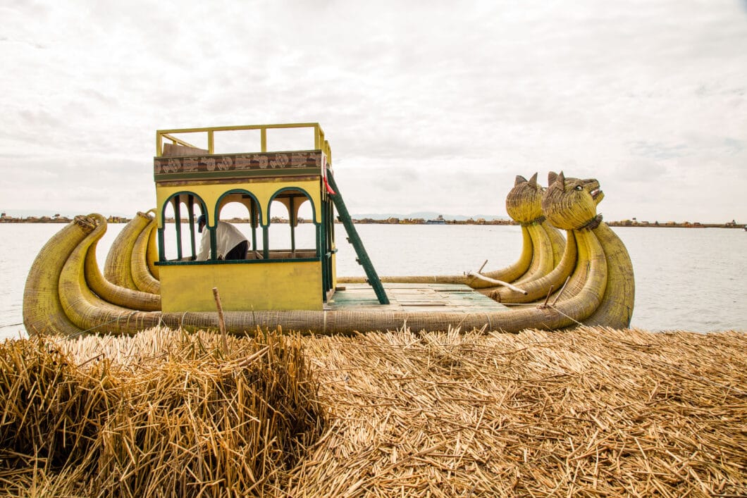 A yellow boat sitting on top of a lake at Islas Uros.