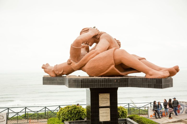 "El Beso" sculpture