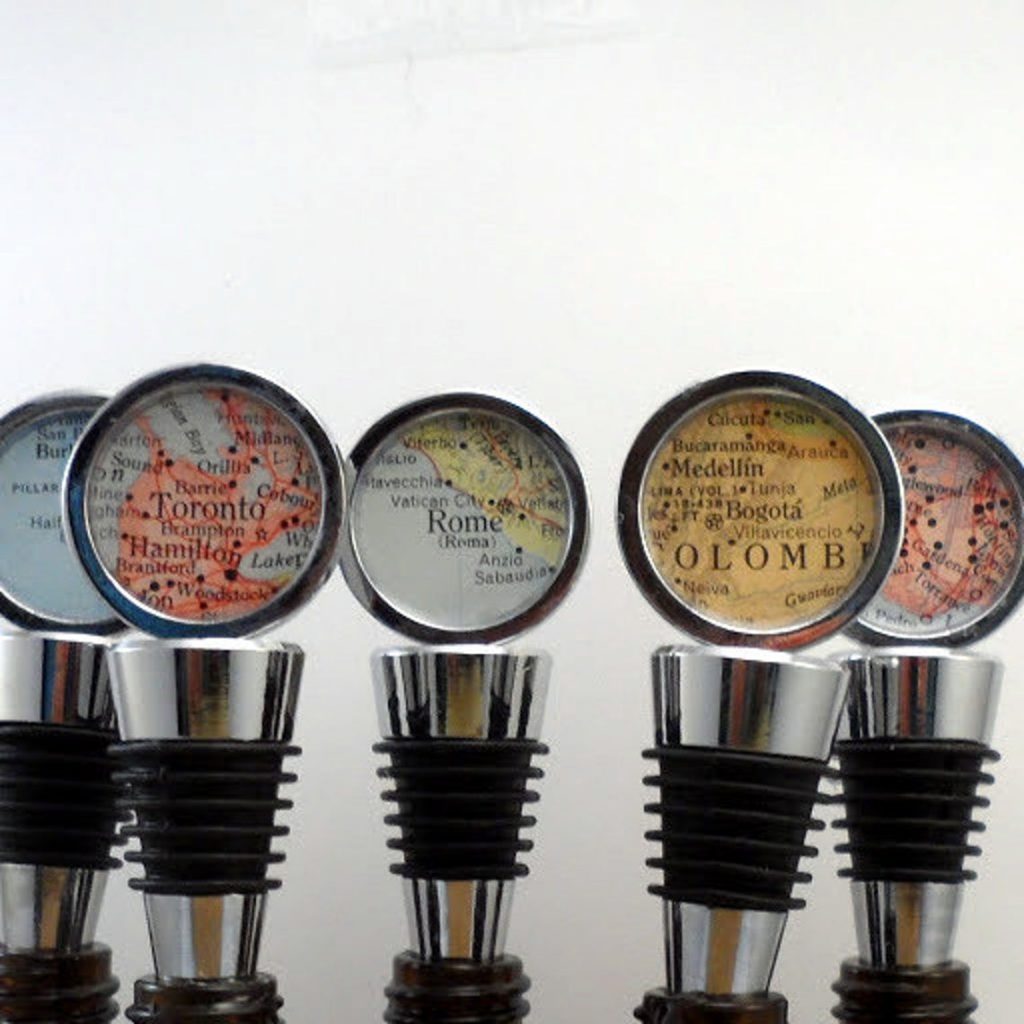 Custom Map Wine Stopper, A special place in the heart? Housewarming gift / Wedding Favor / Wine Lover Gift / Engagement Gift / Shower Gift