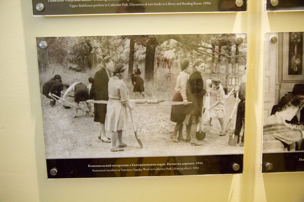 A black and white historical photo with a description hangs on the wall inside Catherine Palace.