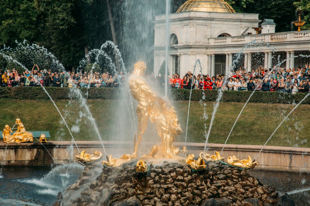 The impressive golden statue of Samson grasping the mighty jaws of the lion - Peterhof Palace & Gardens