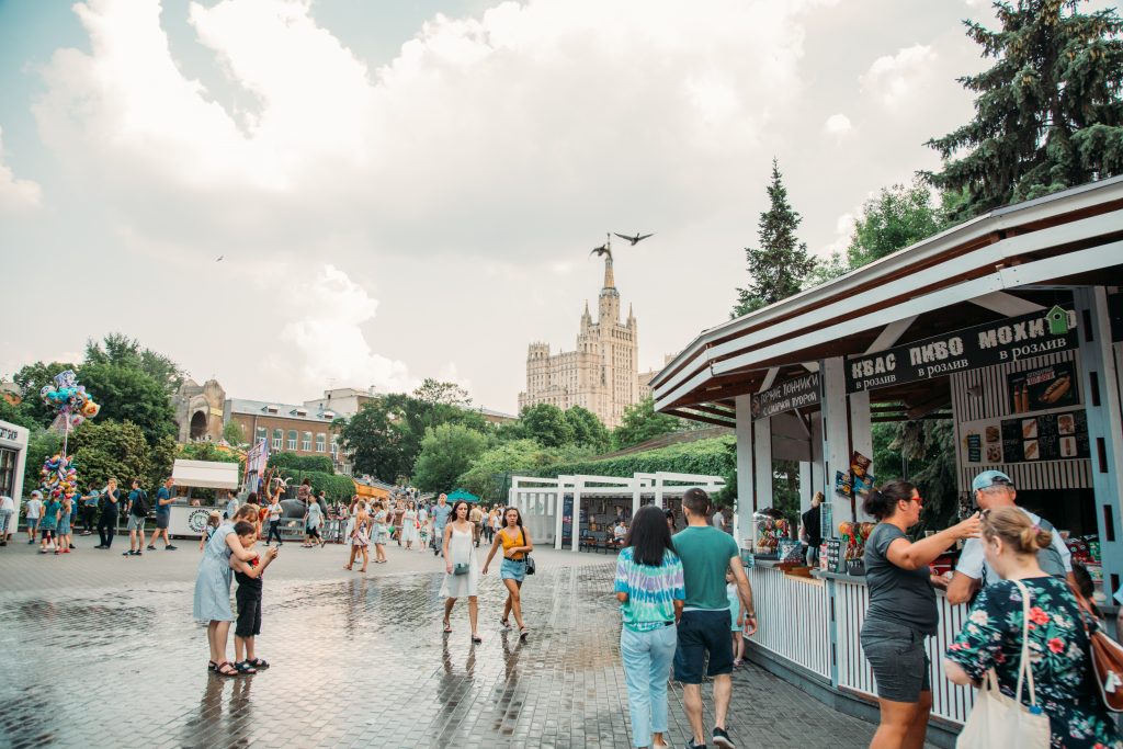 The crowds in the Moscow Zoo during summer