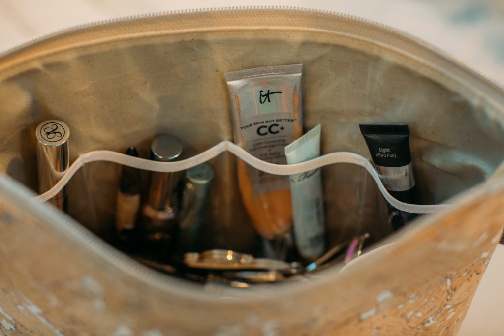 A look inside the ADVENTURER cosmetics bag from Carry Courage. This side of the bag is lined with transparent plastic pockets that hold tubes of cosmetics.