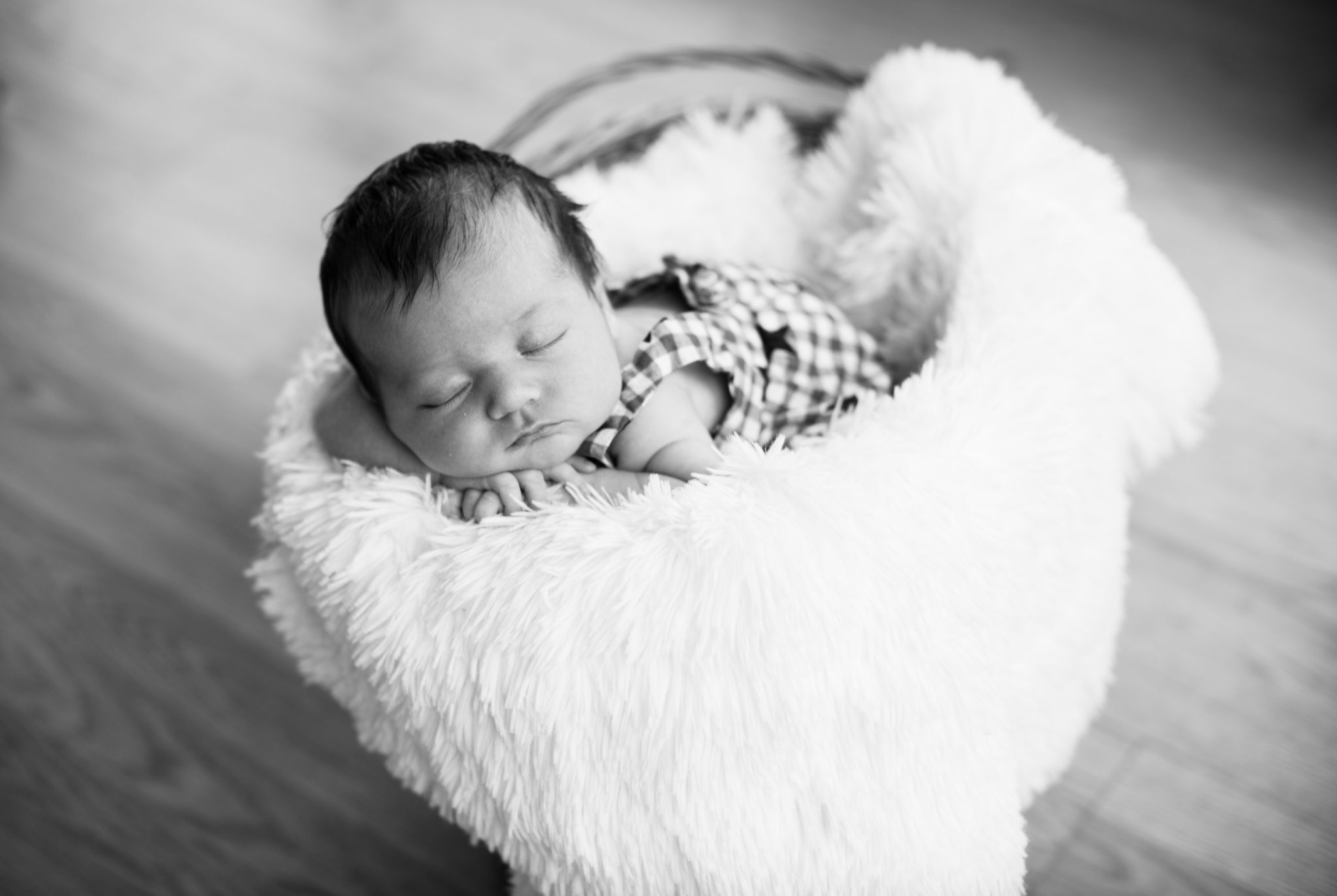 Newborn photo of Claire in a basket with fluffy blanket