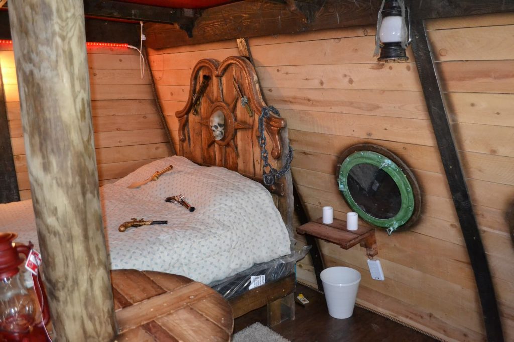 Pirate Ship Adventure cabin! Near Dells! Sleeps 6!
