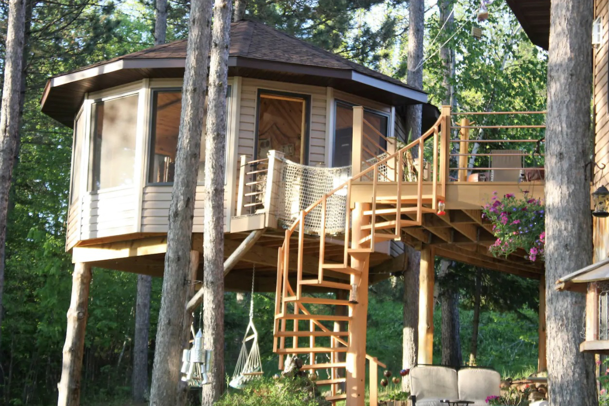 TREE HOUSE GLAMPING