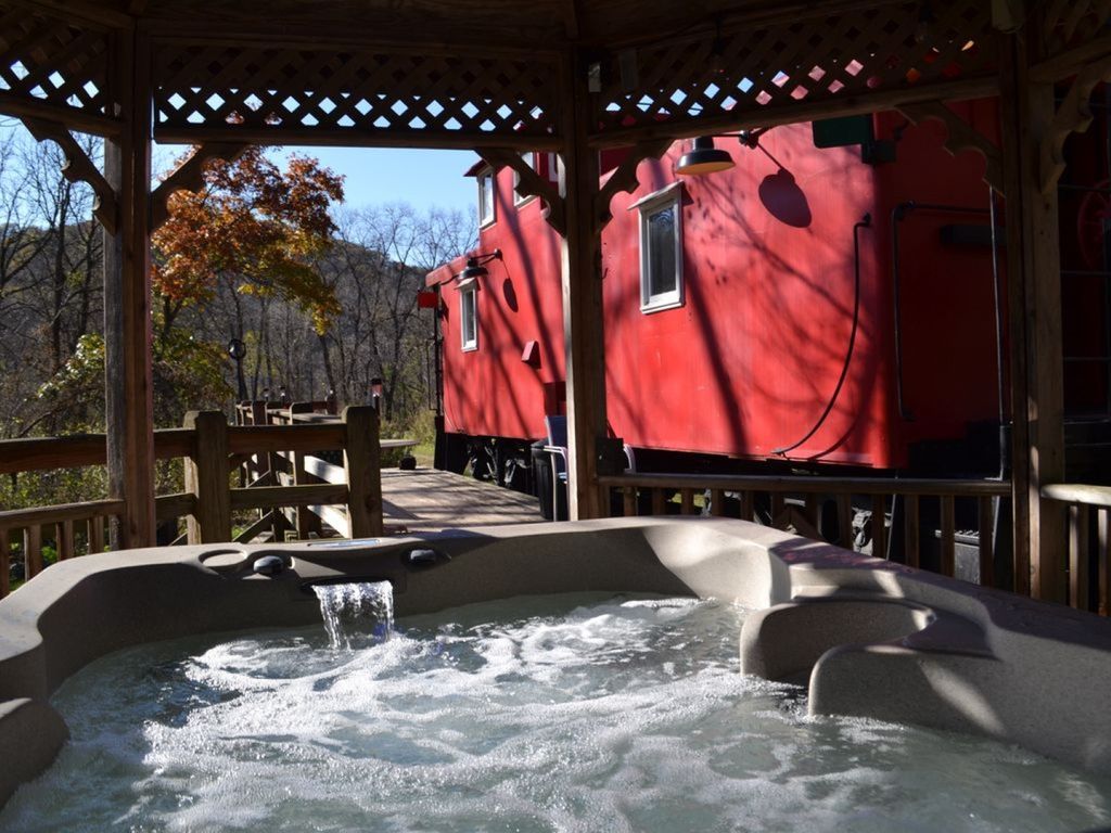 Newly Remodeled Romantic Get-a-Way!! 1954 Rail Road Caboose!! Relaxing Hot Tub!