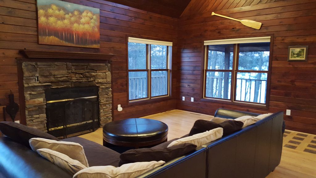 Gorgeous Cabin on Premier Lake, Wooded Lot, Spa, Play House/Swings, Sleeps 8
