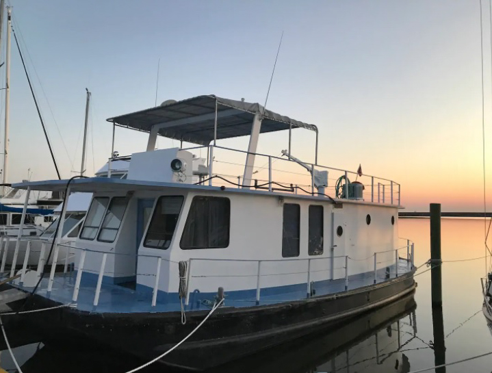 Waterfront Private House Boat in NOLA - 2B/1BA