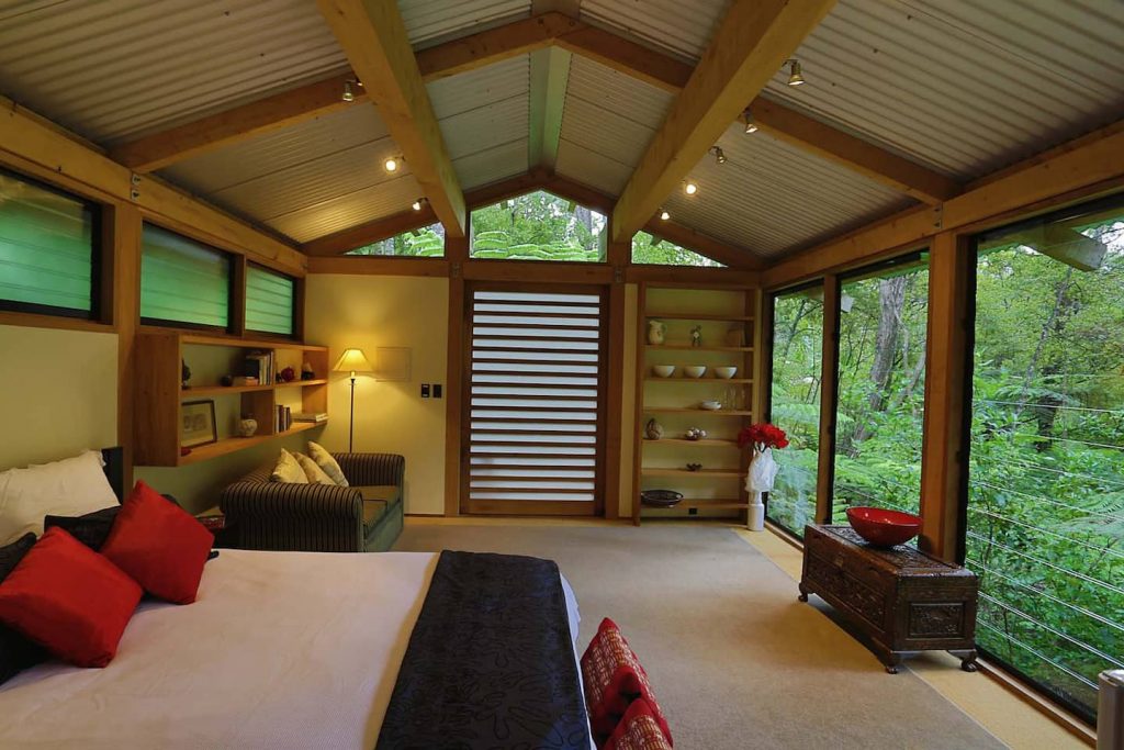 Romantic Bush Chalet - Kauri Chalet set in the trees