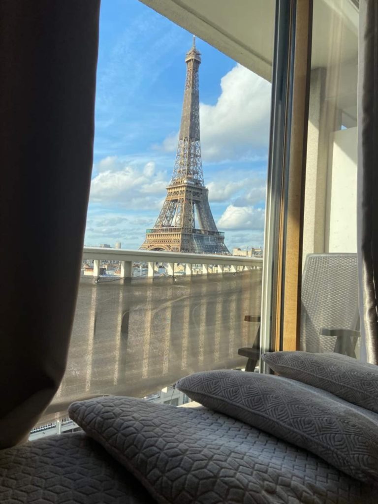 Studio apartment with Eiffel Tower views