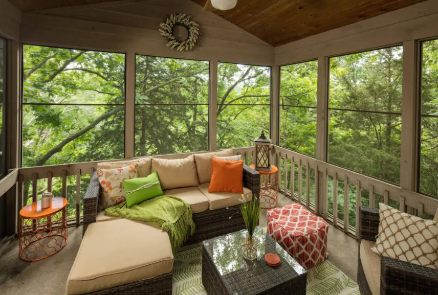 THE BIRDS NEST ~ Outdoor Hot Tub, Fire Pit, Screened Porch, Wooded Views!