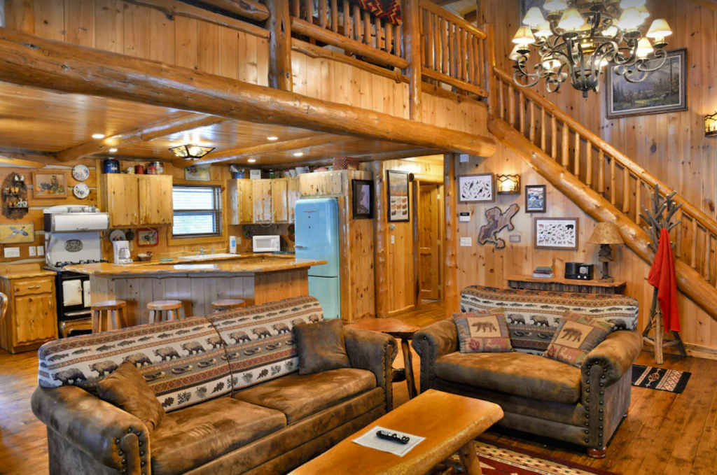 Cozy 3-bedroom cabin with indoor hot tub