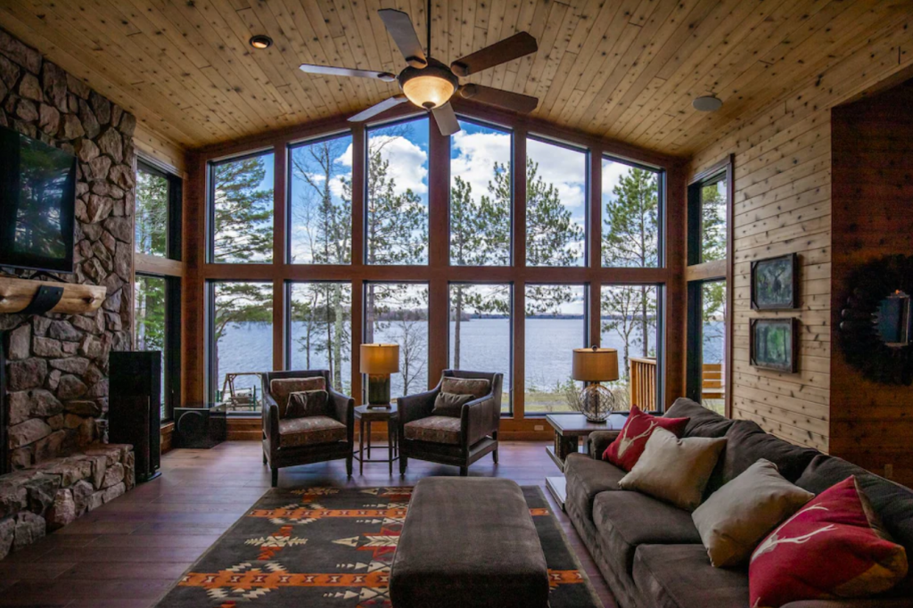Spider Lake Stunning 2020 Renovated Lake Home in National Forest(Sunday/Sunday Wkly Rental