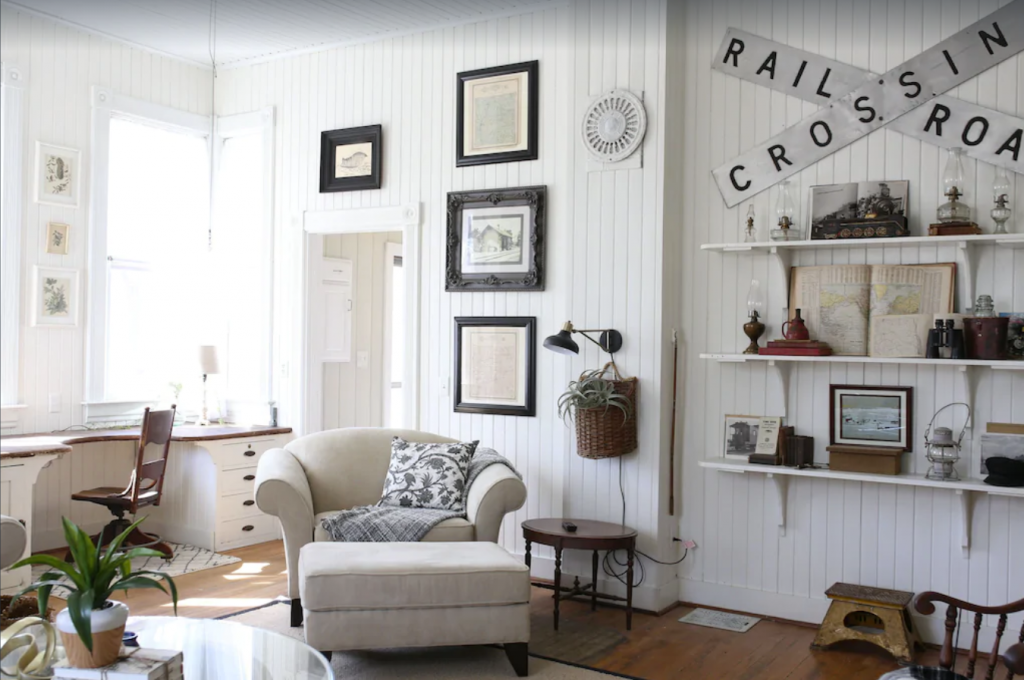 Remodeled cozy cottage (old railroad depot) - Gotham, Wisconsin