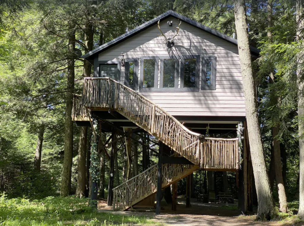 Fully-furnished treehouse with deck - Gleason, Wisconsin