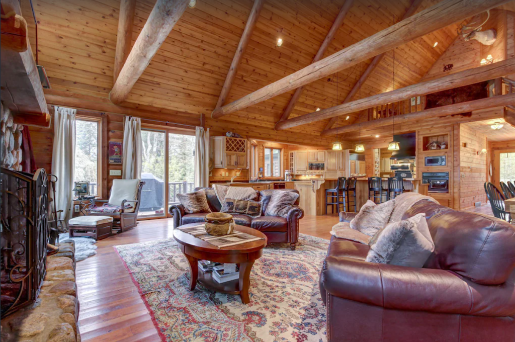 Three Lakes Gorgeous lakefront lodge w/dock, deck, game room & firepit