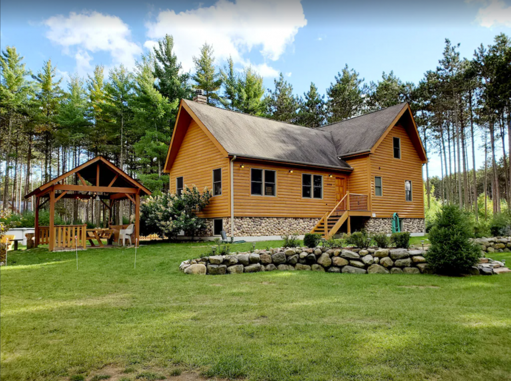 Charming private cabin with pool and hot tub - Adams, Wisconsin