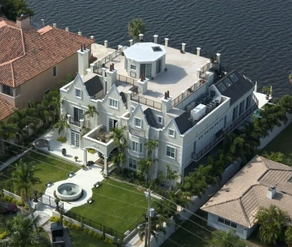 Modern 8-bedroom Castle Home with 8-person Hot Tub and Pool - Fort Lauderdale, Florida