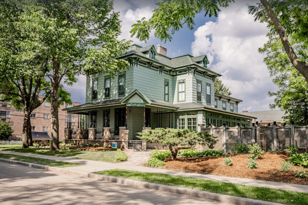Luxury 4-bedroom Victorian Mansion with Boutique Lodging Experience