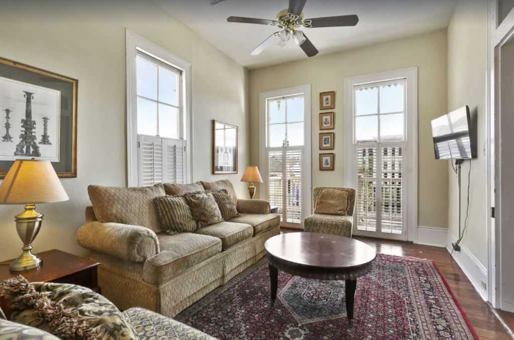 Cozy 4-bedroom Townhome Near Bourbon Street and French Quarter Attractions
