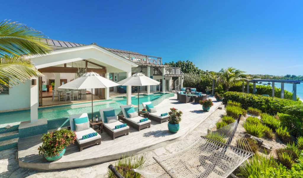 5-bedroom Luxury Villa with Pool on Sapodilla Bay Beach