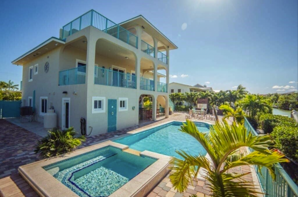 Gorgeous Waterfront 6-bedroom Villa with Pool and Boat Dock - Marathon