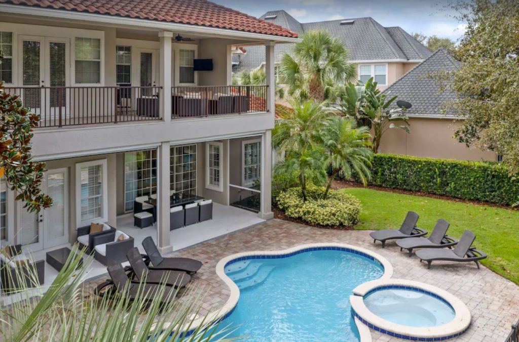 Contemporary 6-bedroom Luxury Home with Pool