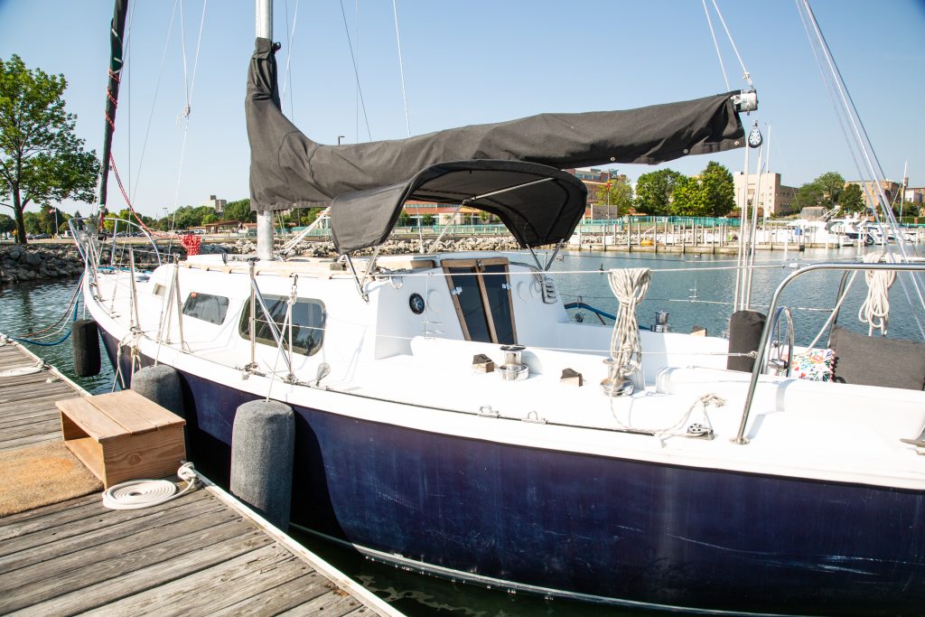 Clementine Airbnb in Racine Wiscosin a Sailboat stay