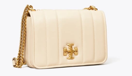 This Tory Burch shoulder bag is crafted from smooth cream-colored leather with a simple gold chain strap and the iconic Tory Burch insignia clasp.