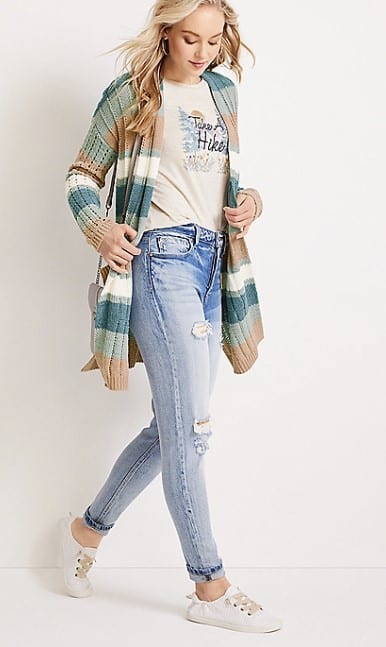 Casual Maurices otfit with cardigan, jeans, t shirt and sneakers
