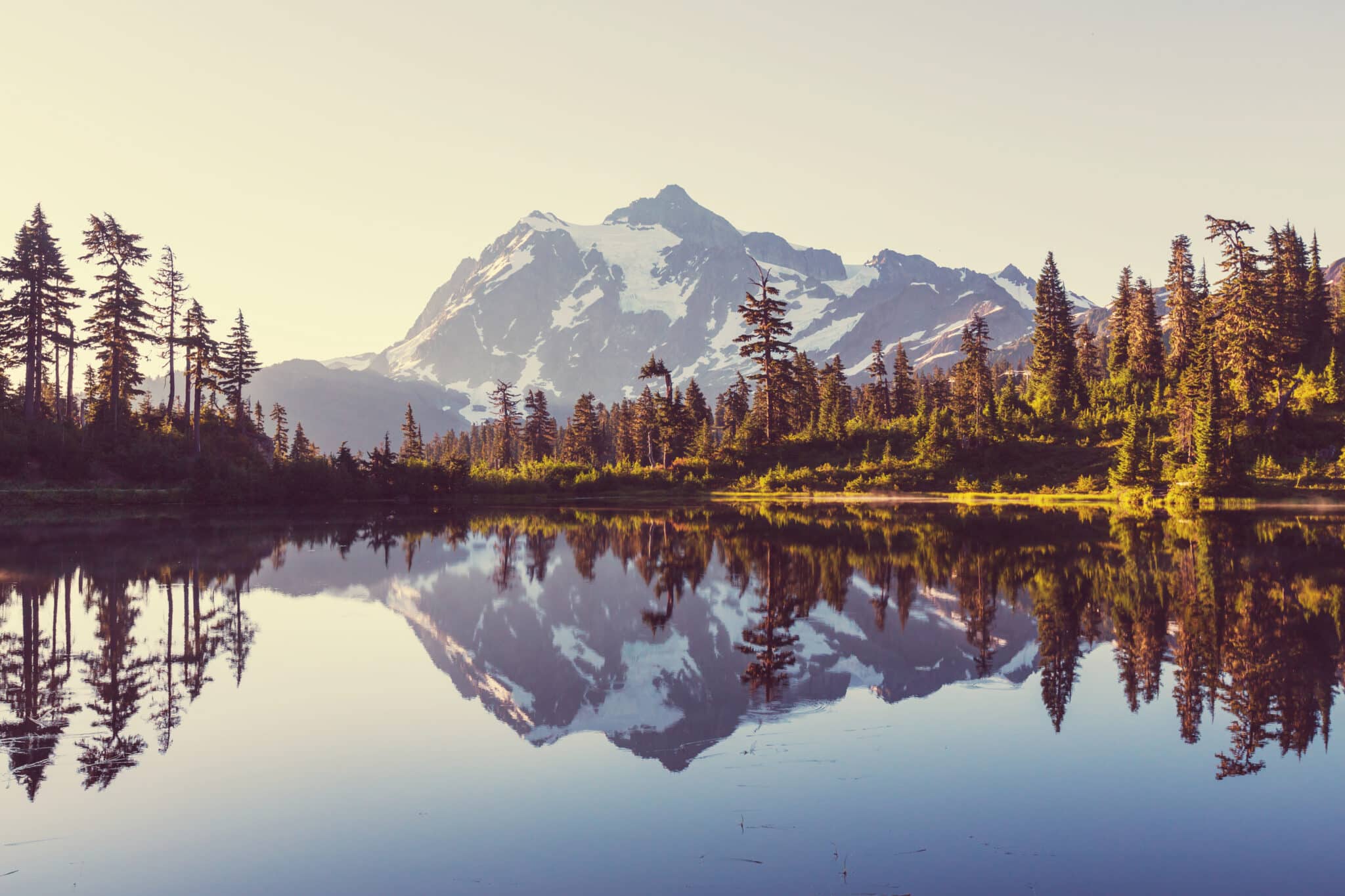 Scenic,Picture,Lake,With,Mount,Shuksan,Reflection,In,Washington,,Usa