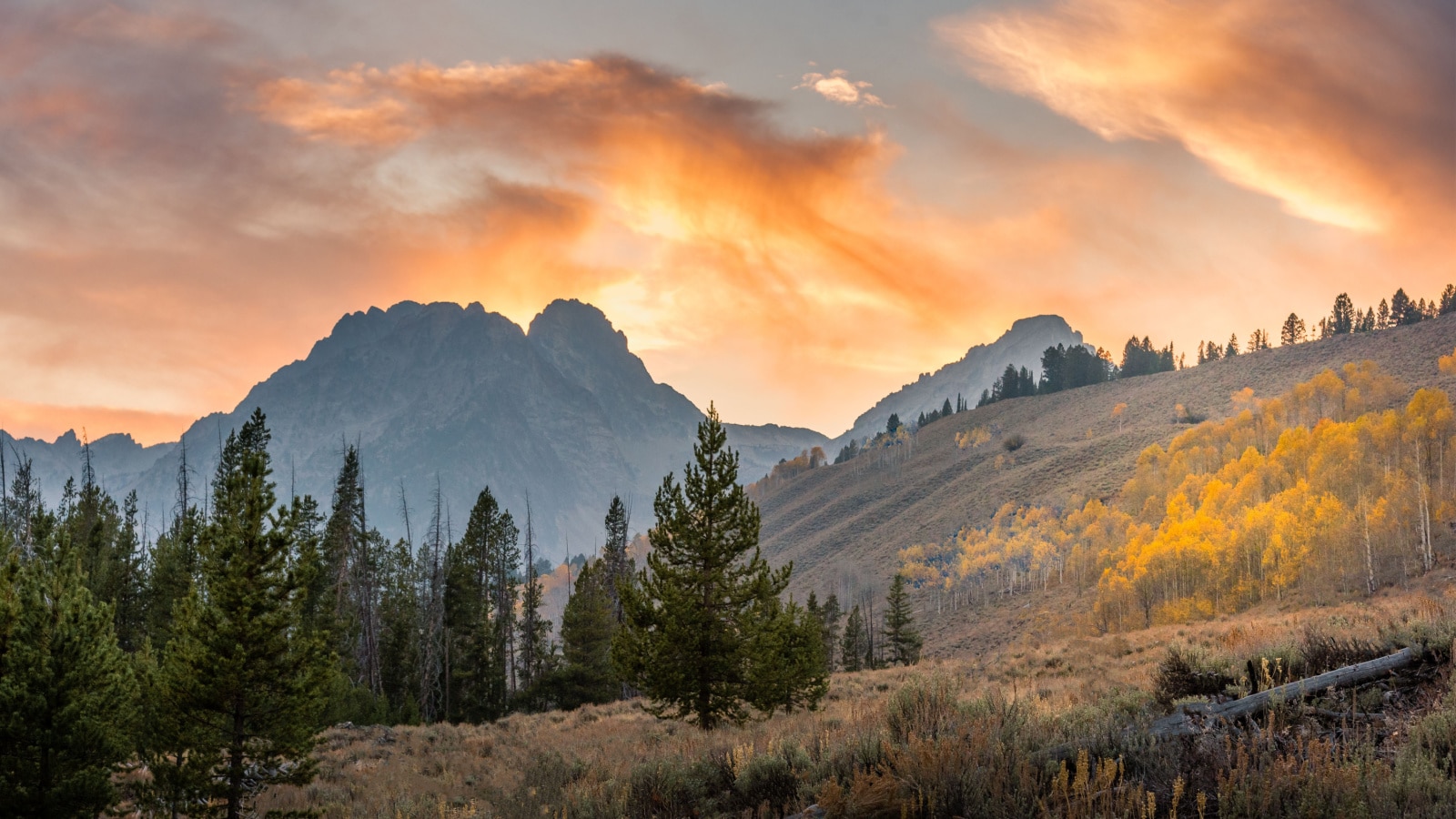 View of the Sawthooth mountains of Idaho in the fall in the evening light.