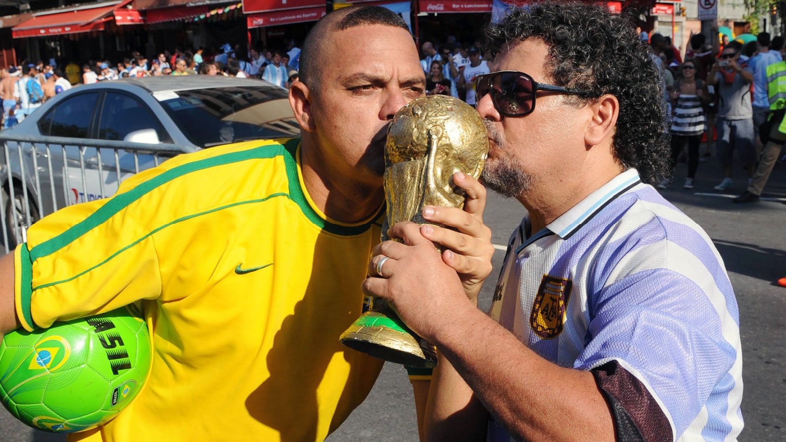 Rio de Janeiro, June 15, 2014. Sozias of the players Maradona and Ronaldo play before the game Argentina vs Bosnia for the 2014 World Cup, in the stadium of the Maracanã, in the city of Rio de Janeiro