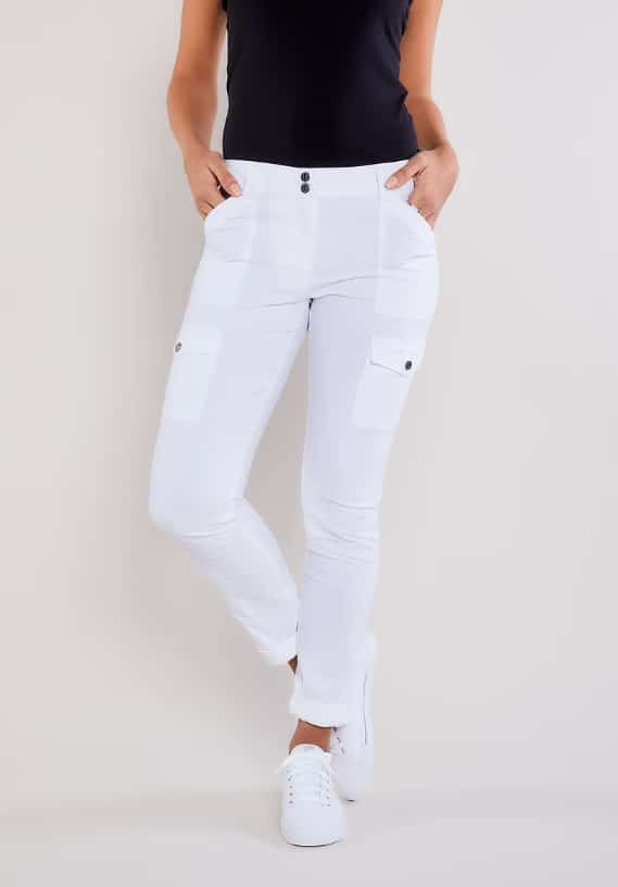 Kate Skinny Cargo Pant in white paired with white sneakers