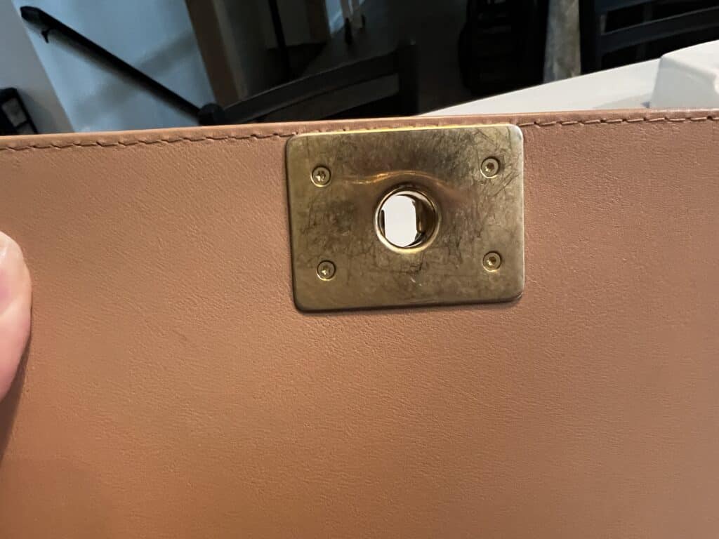 the hardware close up - looking at the screws