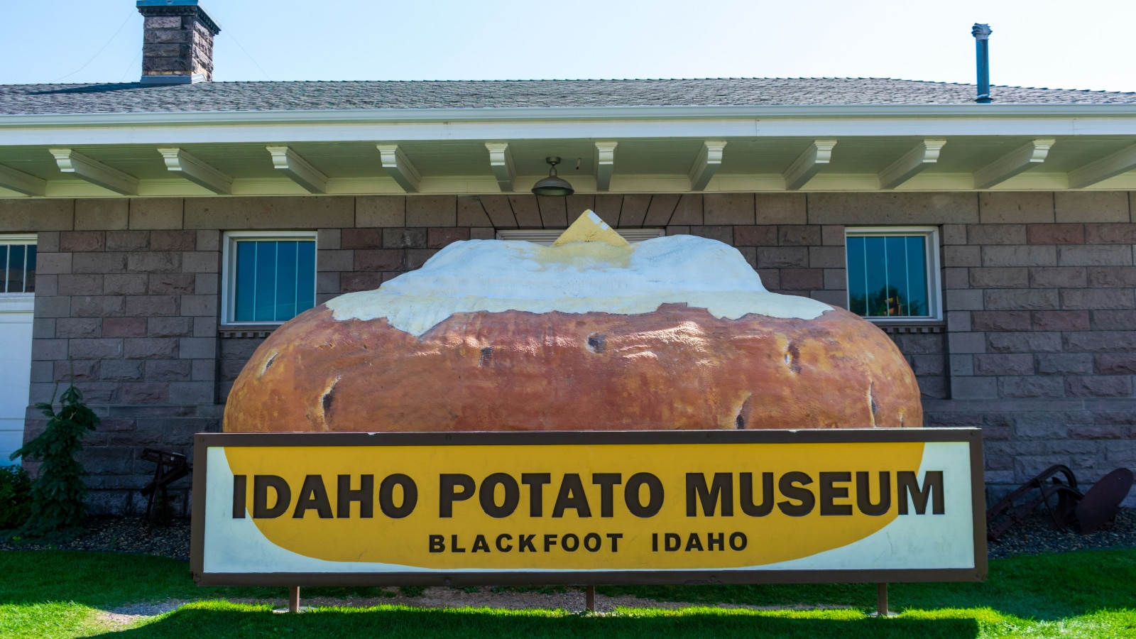 Idaho Potato Museum sign and giant baked potato at a museum devoted to the potato history and industry - Blackfoot, Idaho, USA - 2020