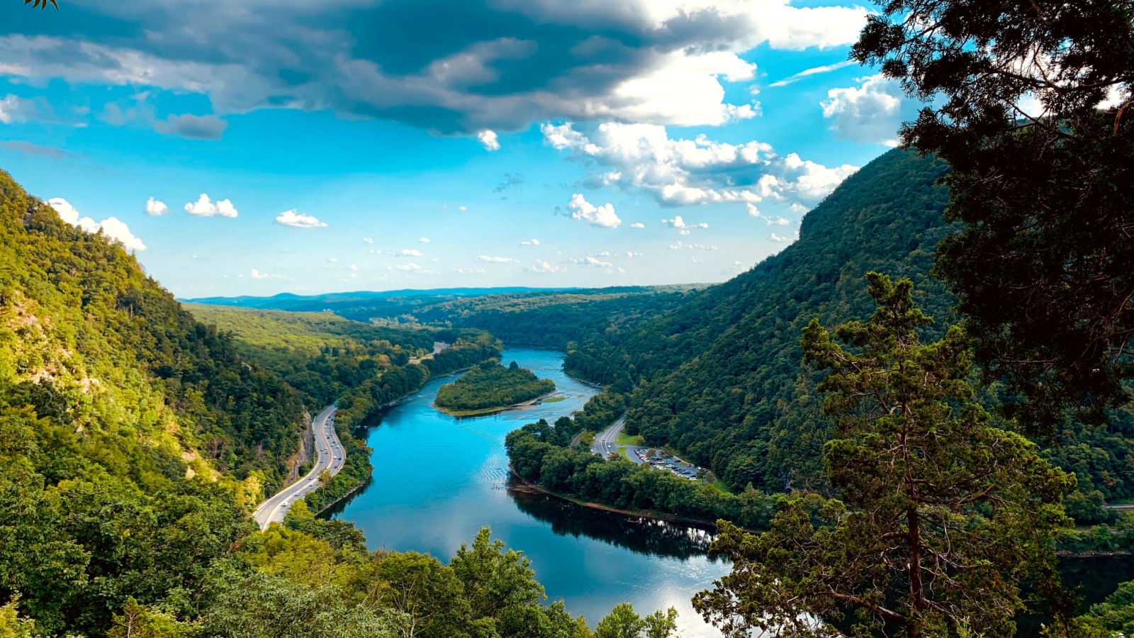 Delaware Water Gap National Recreation Area get on a stretch of the River on the New Jersey and Pennsylvania border. It encloses grassy beaches, forested mountains and slices through Kittatinny Ridge.