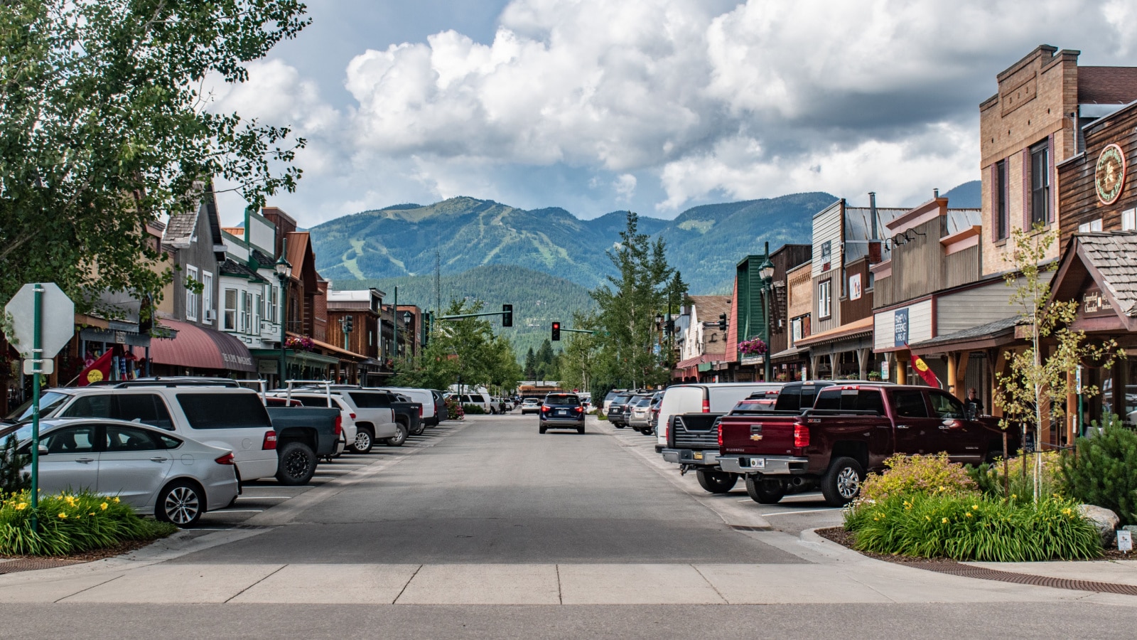 Whitefish, MT,USA - Juli 3 2019 - Mainstreet in Whitefish still has a smalltown feel to it. The town attracts many tourists in summer and winter.