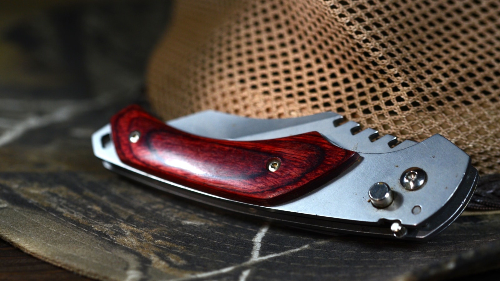 Men's pocketknife on safari hat