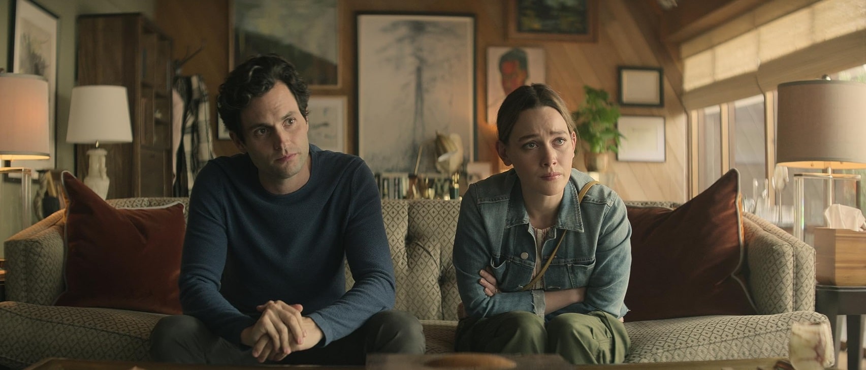 Penn Badgley and Victoria Pedretti in You (2018)