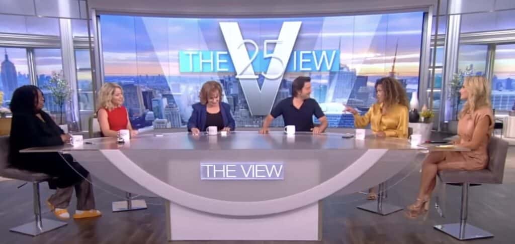 Whoopi Goldberg, Joy Behar, Elisabeth Hasselbeck, Diego Luna, Sunny Hostin, and Sara Haines in The View (1997).