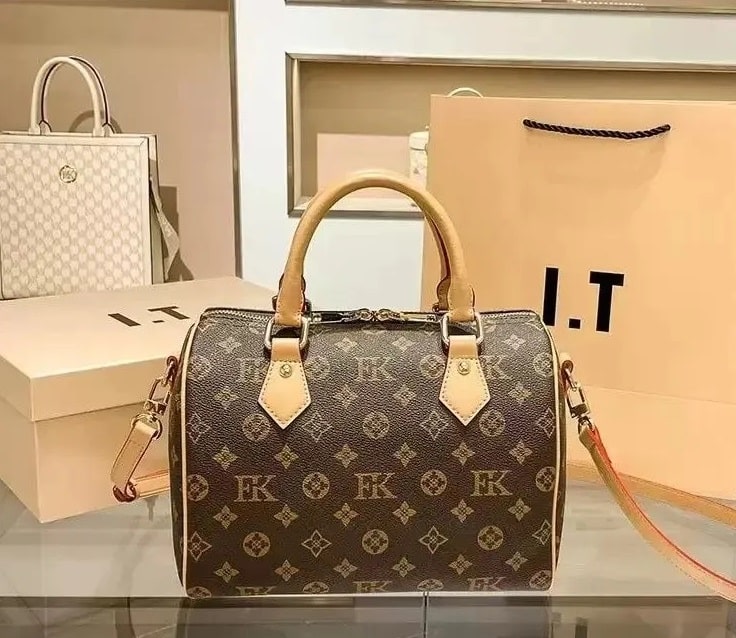 luxbeelv on Instagram: “Mod shot for you guys (5'4)❤️.. wish the LV would  be more centred on the GM. I feel like they both … | Bags designer fashion,  Vuitton, Bags