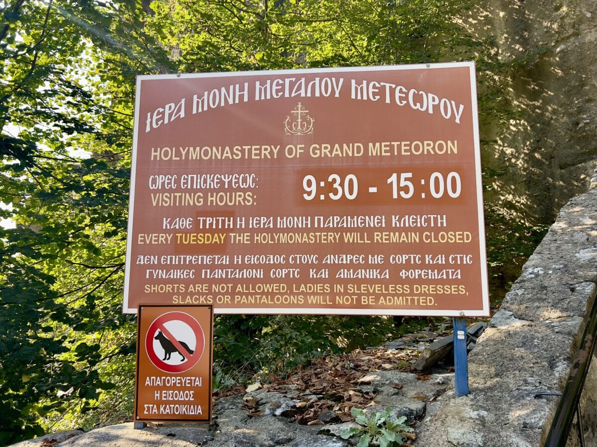 Hours of operation sign in Meteora at a monastery