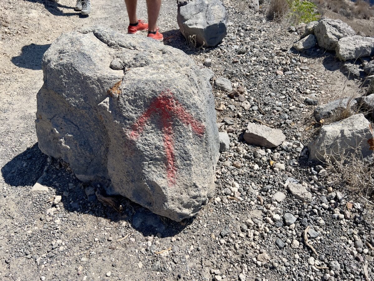 A trail marker on the Fira to Oia Hike