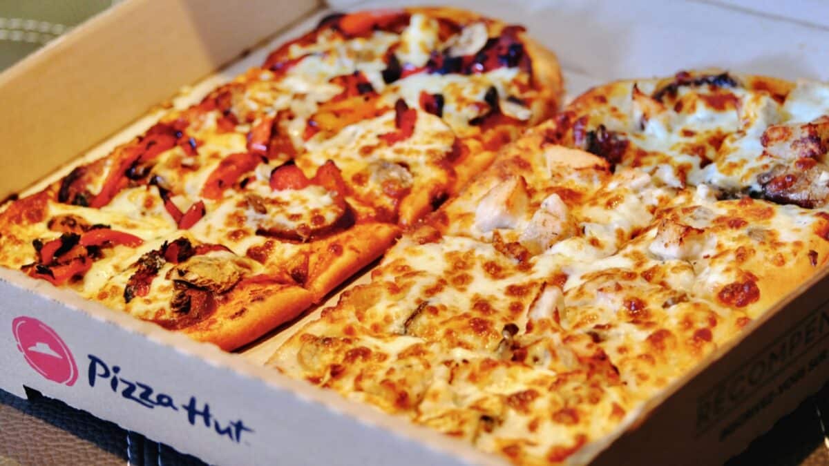 Pizza Hut flatbread pizza-a new, low-calorie range of Pizzas! The picture shows Italian meat and chicken and mushroom topped flatbread pizzas