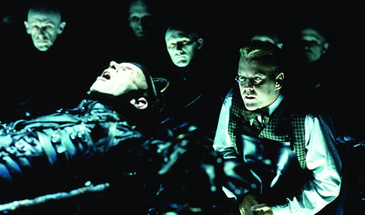 Kiefer Sutherland and Richard O'Brien in Dark City (1998)