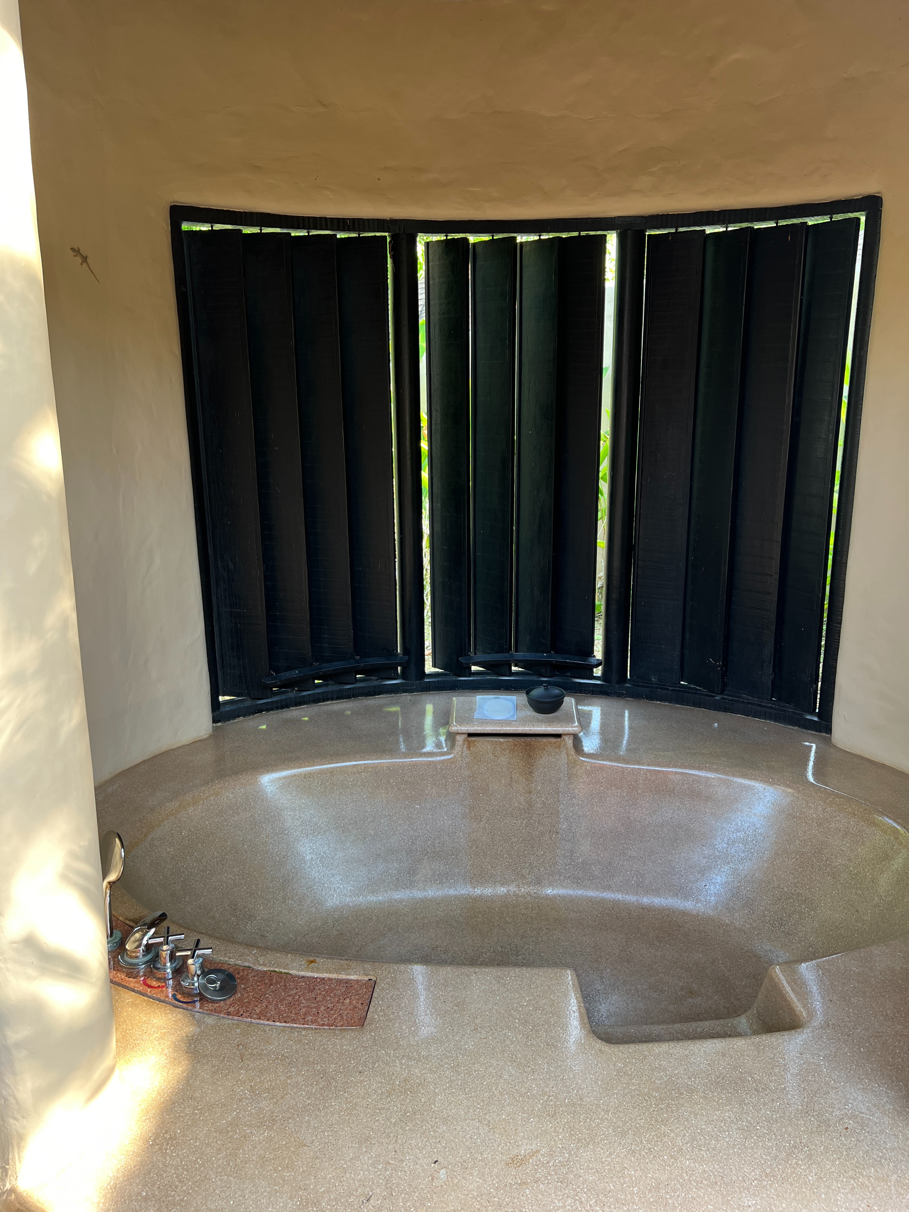 The outdoor tub