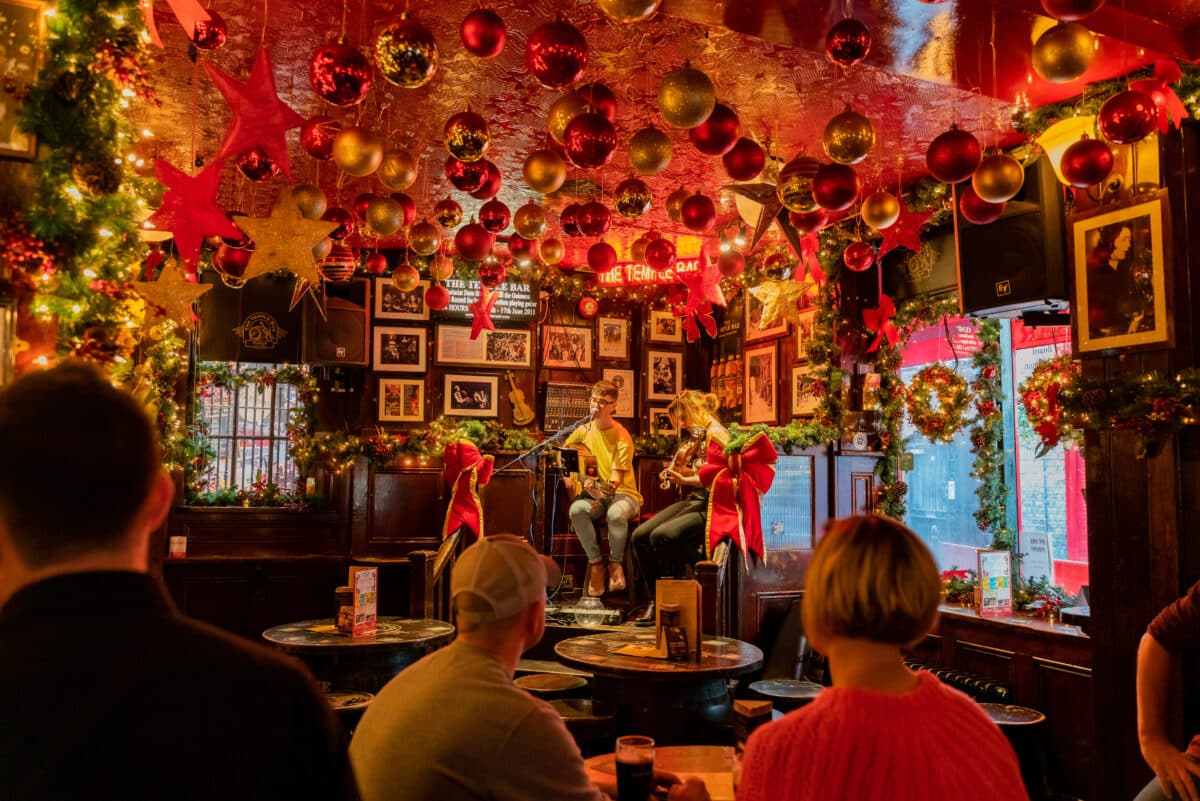 Dublin,,Oct,28:,Singer,Performance,In,The,Famous,Temple,Bar