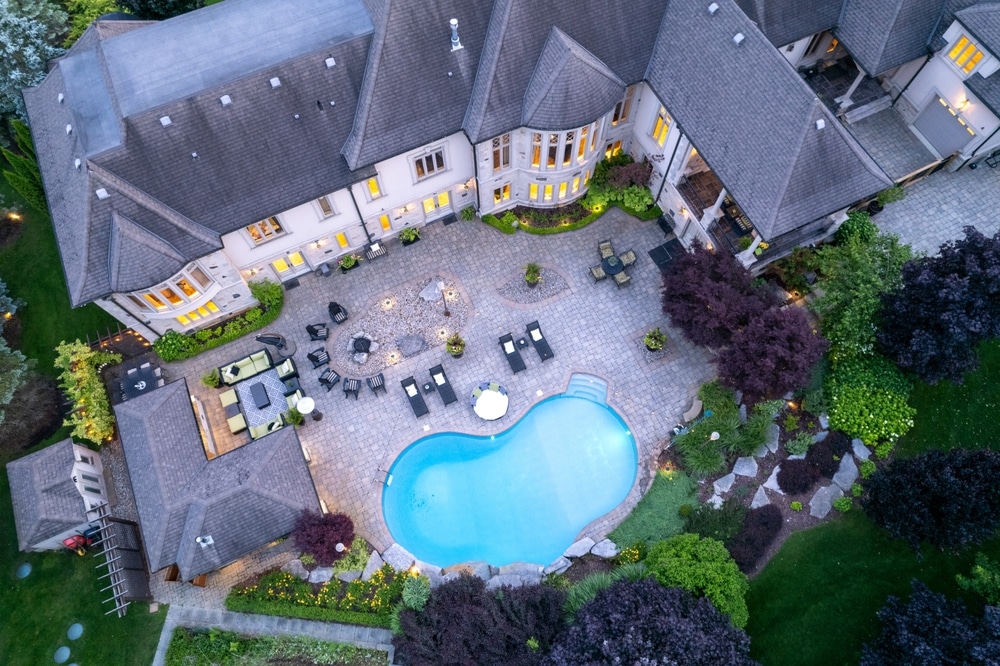 Captured the allure of ultra-luxury house from the sky at night. perfect drone shots illuminate the opulence of this extraordinary house, stunning moments captured in the essence of night's beauty.